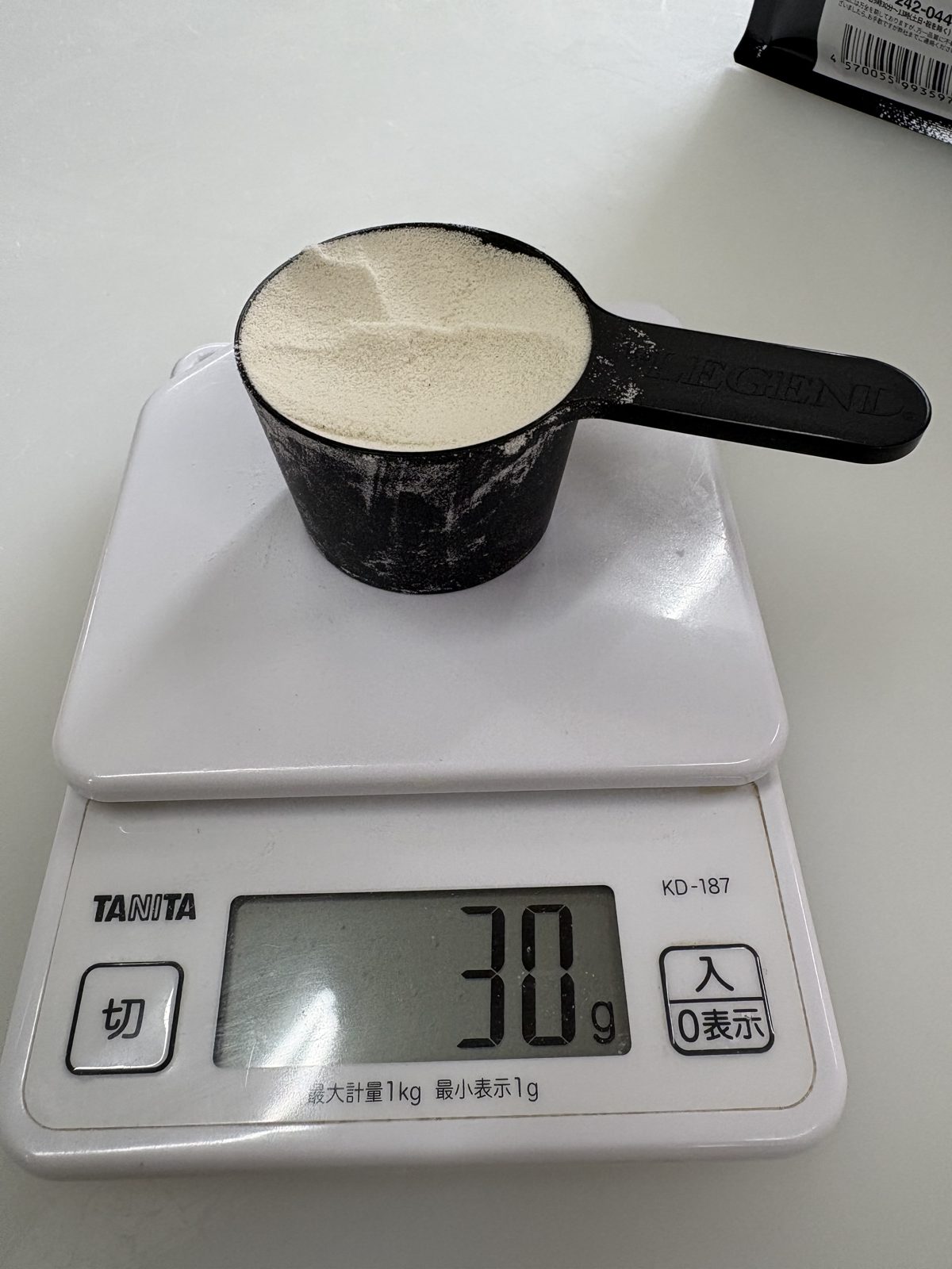 付属スプーンすり切り1杯をスケールで実測すると30g