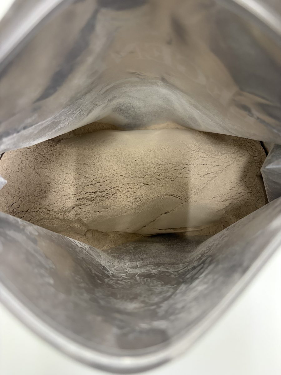開封した袋の中の激うまチョコ風味の粉