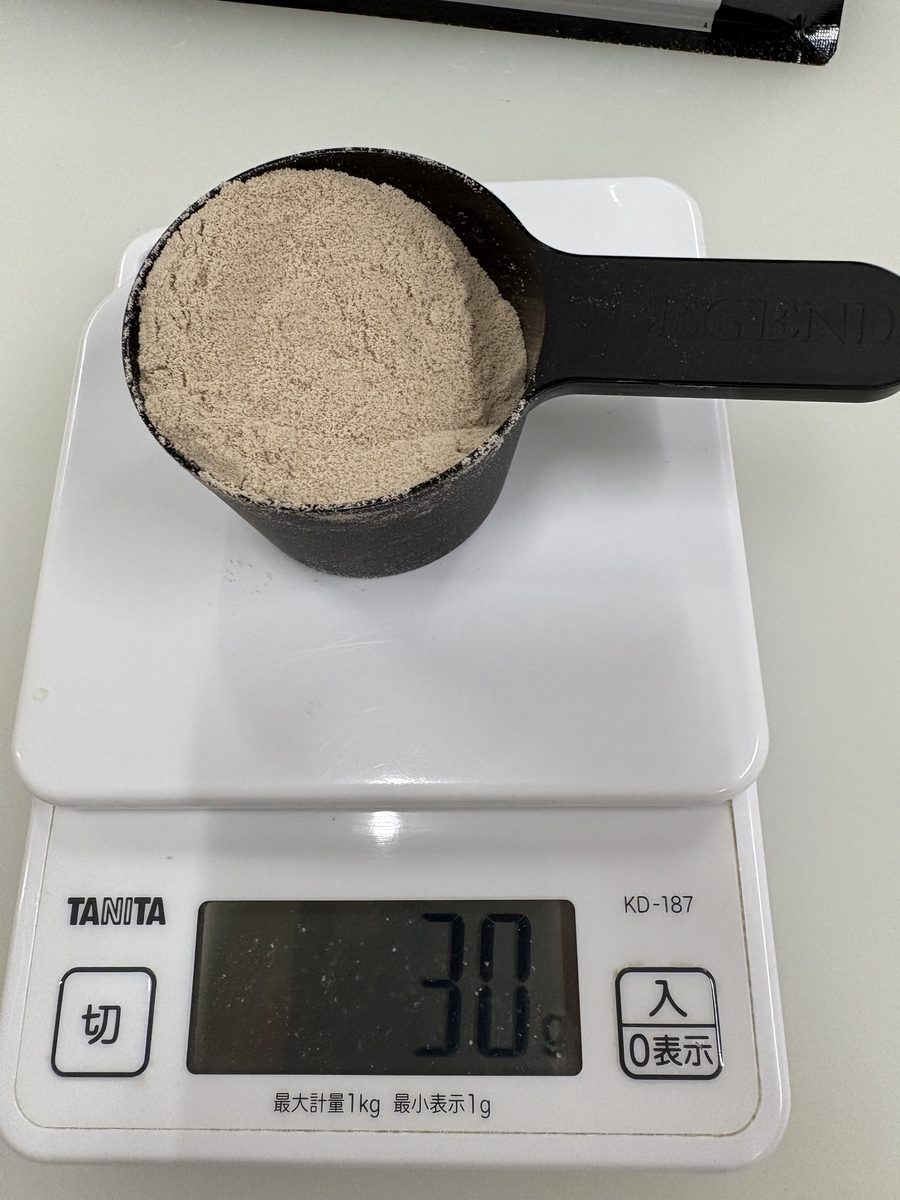 付属スプーンで量った粉をスケールにのせると30g